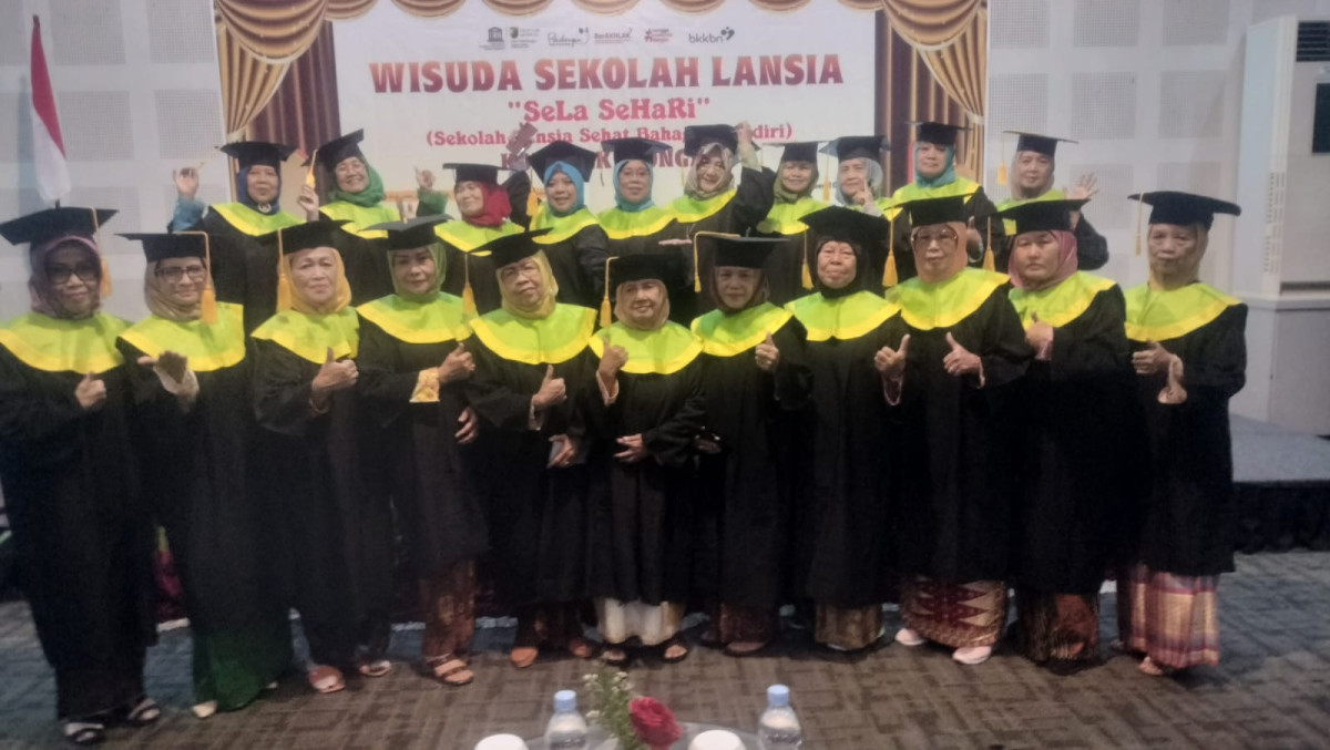 WISUDA SEKOLAH LANSIA