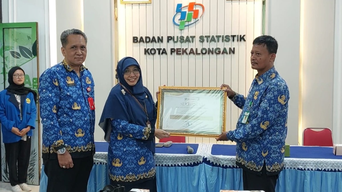 Sertifikat Penghargaan kepada Kelurahan Kuripan Yosorejo sebagai Desa Cantik 2024