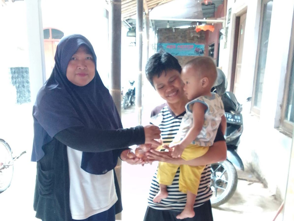 Penyaluran bantuan telur bagi balita baduta stunting