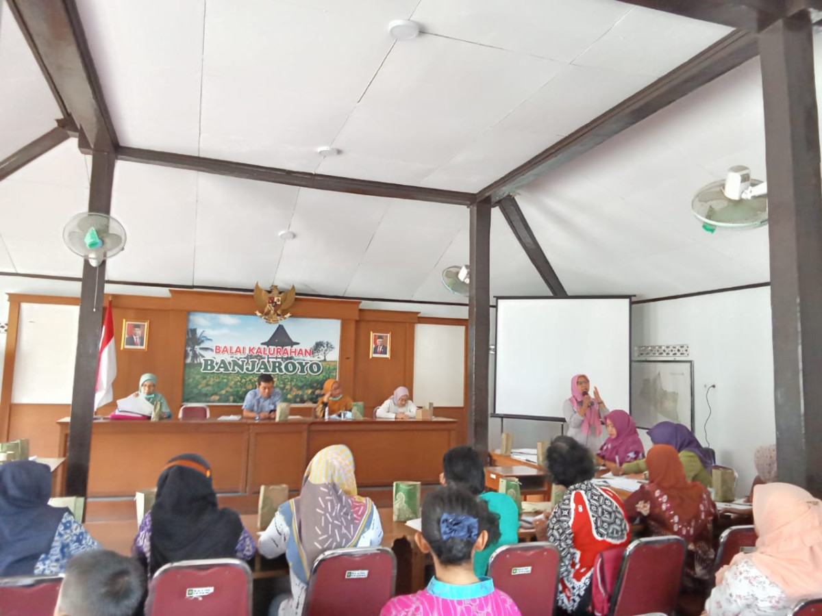 KIE dan Promosi program bangga kencana di pertemuan Kader se kalurahan Banjaroyo