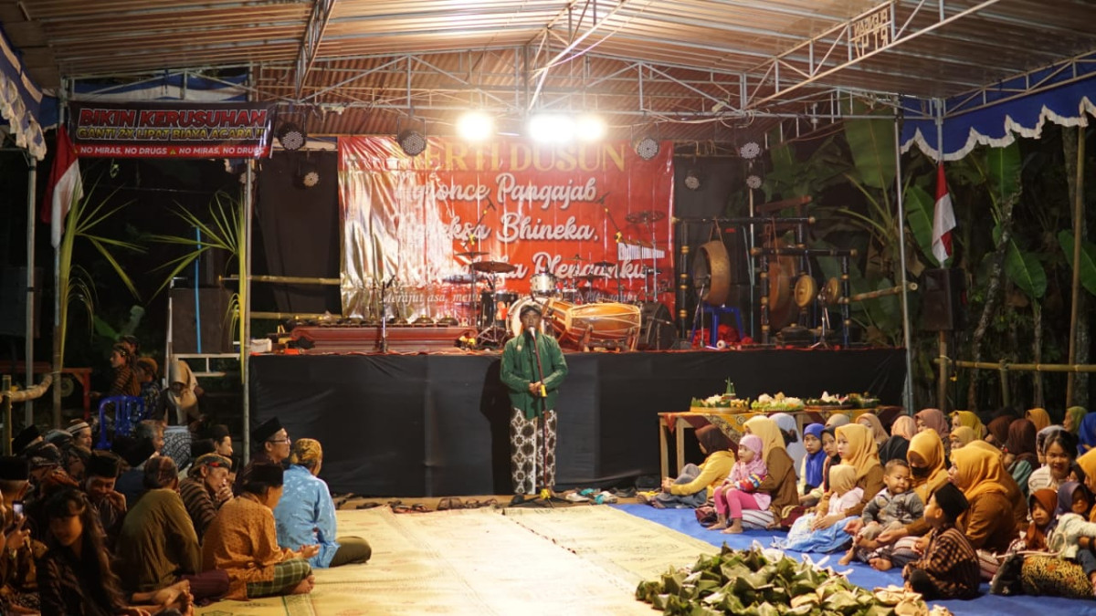 "Ngronce Pangajab, Ngrekso Bhineka, Ngremboko Plenganku" 