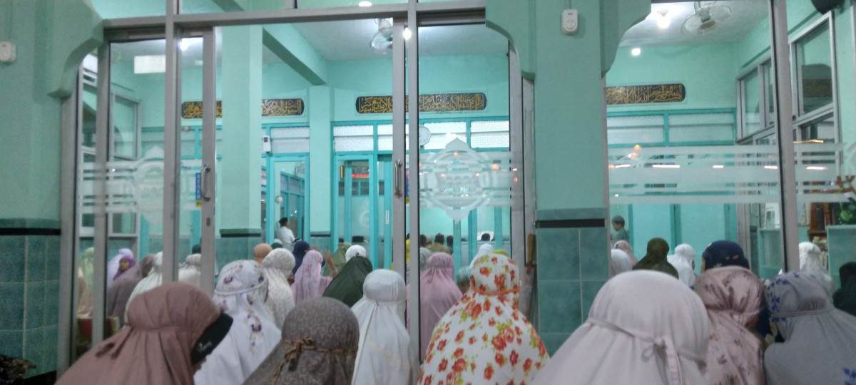 Sholat Tarawih Masjid AT TAQWA KLEDOKAN .
