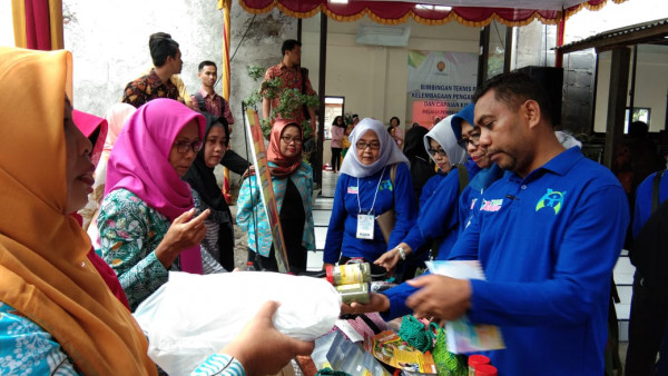 Seksi ekonomi kegiatan peningkatan ekonomi produktif bazar uppks 