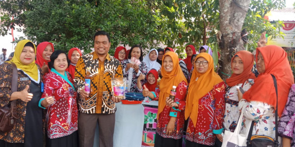 pak kades dan puskesmas depok 2 juga kader selalu semangat dikegiatan kampung kb dan di seksi 8 seksi 