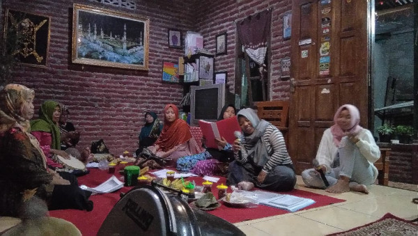 Grup Hadroh Al Muniroh Karangasem Gempol sholawatan rutin   setiap 2 minggu sekali 