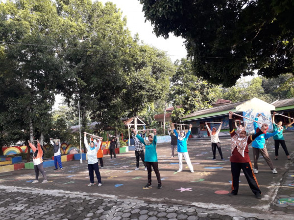 Seksi Kesehatan, Senam Tongkat Lansia Banteng 3 di padukuhan Tiyasan