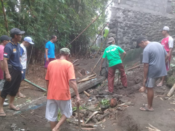 Seksi Lingkungan, kerja bakti membangun balai RW di padukuhan  Gandok