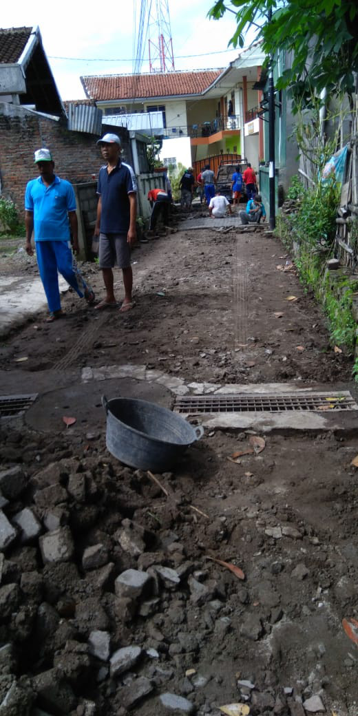 seksi lingkungan, pembongkaran konblok yang rusak di padukuhan manukan