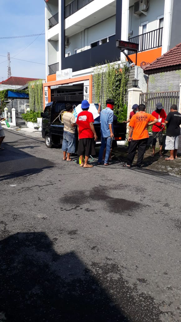 seksi lingkungan, penyemprotan disinfektan dalam rangka menangkal virus corona di padukuhan gejayan