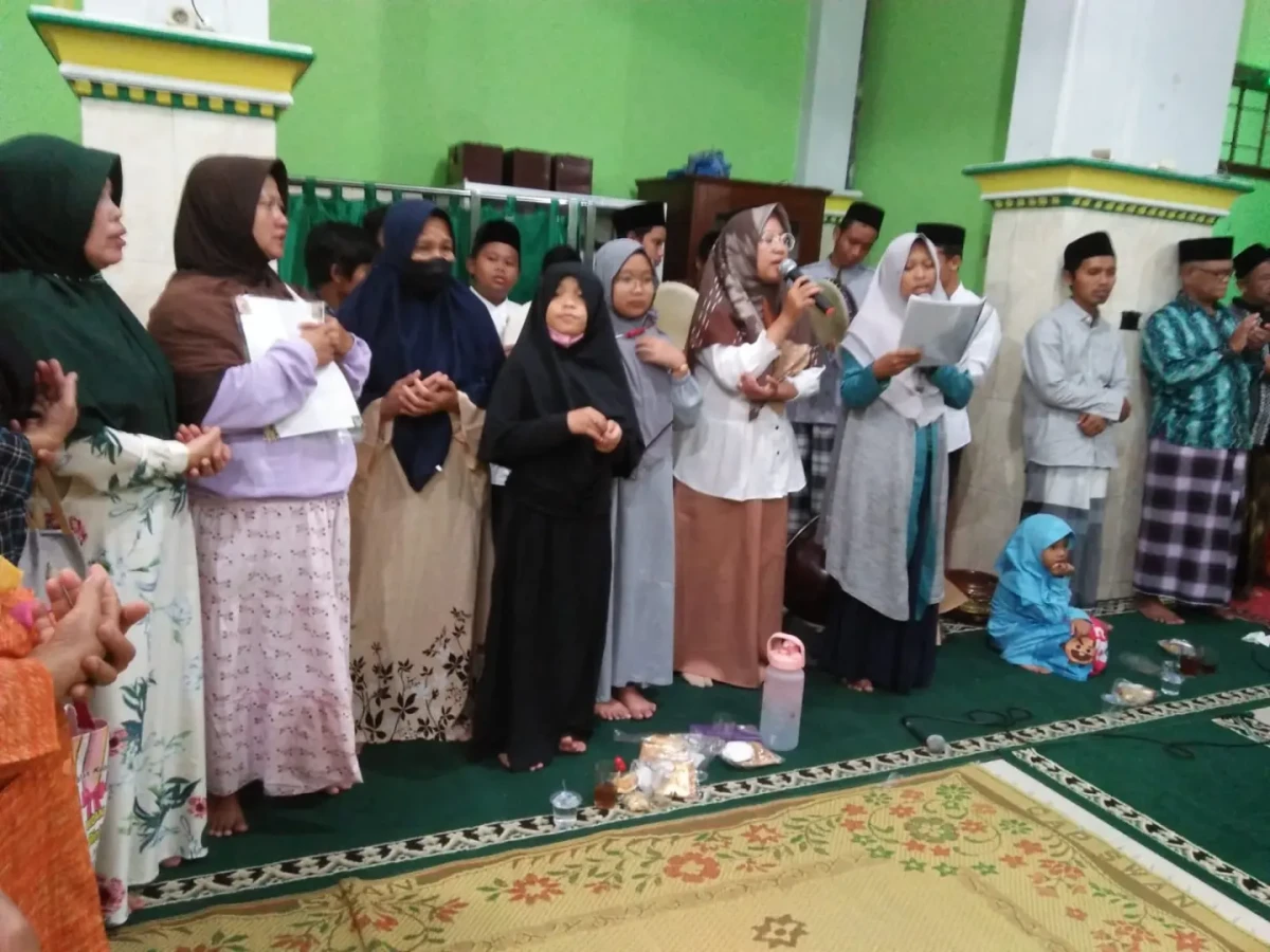 Acara 10 Muharom menyantuni anak yatim ,yatim piatu dan kaum duafa