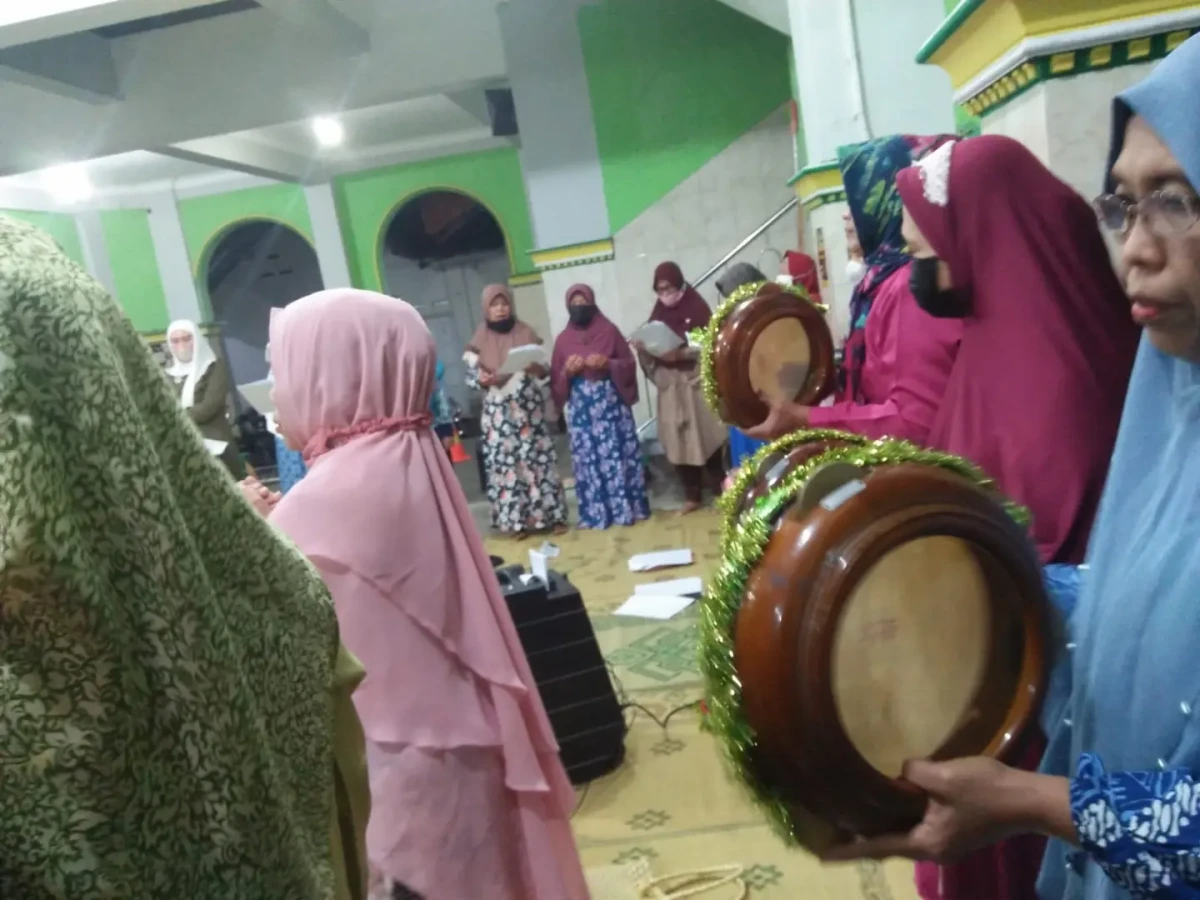 Sholawatan pada :  Hari : Kamis mlm Jum'at Paing Tgl : 1 Desember 2022 Jm : 20.00 - 21.30  Tempat : Serambi msjid Ashobar pad Sorodan