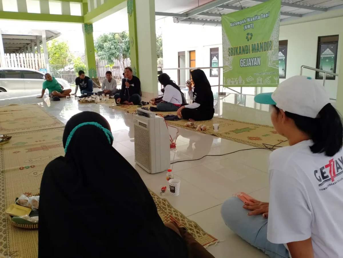 Slasa ,17/01/23, Jam 07.00 sampe selesai , KWT Srikandi Mandiri  pertemuan dirawui PPL Sleman (pak Slamet) bikin konten di Youtube. di Pendopo Sembrama Budayah Gejayan.
