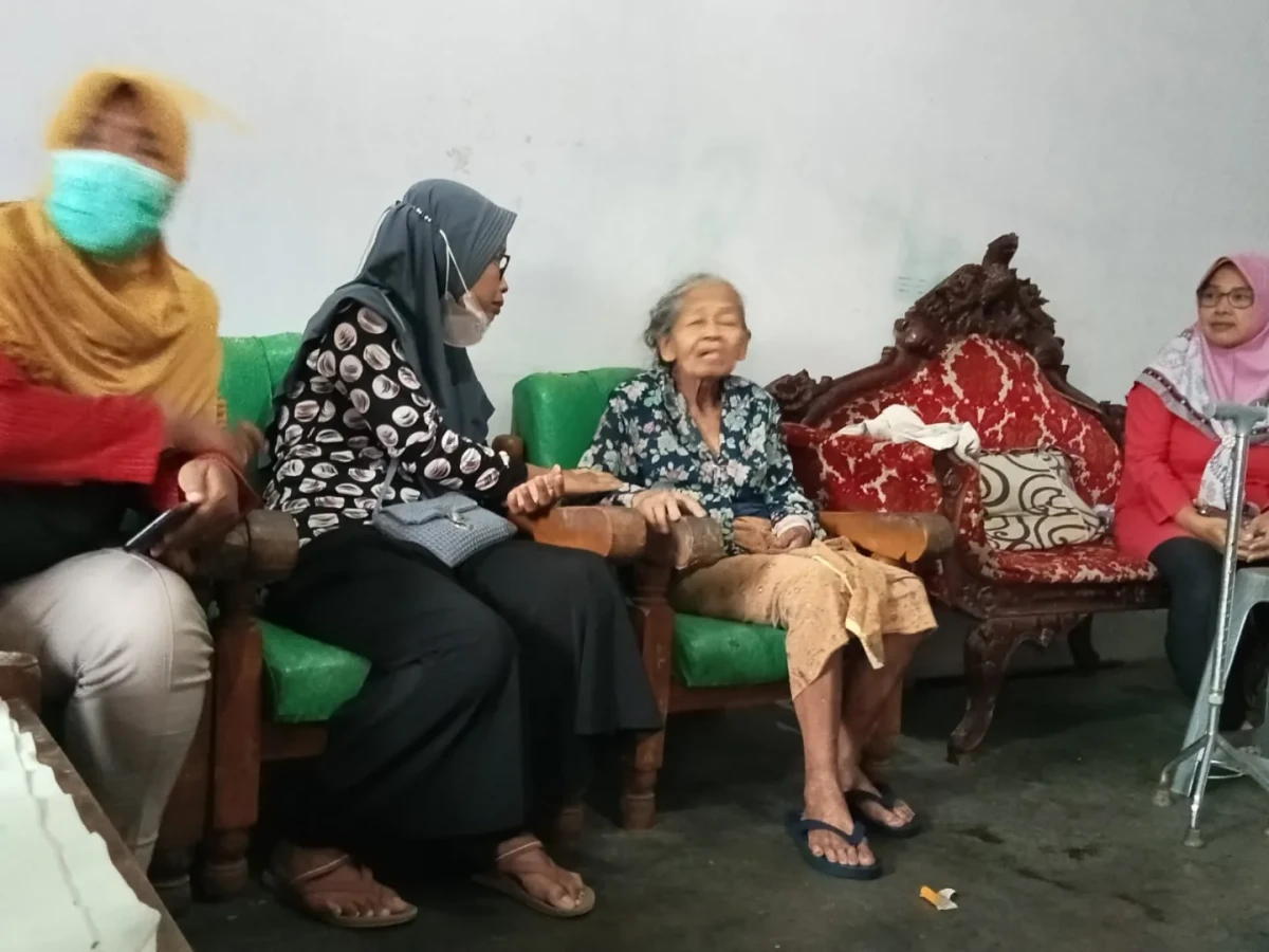 Bakti sosial dan kunjungan rumah,pengurus posyandu lansia Mancasan lor ,RW 15,padukuhan Dero