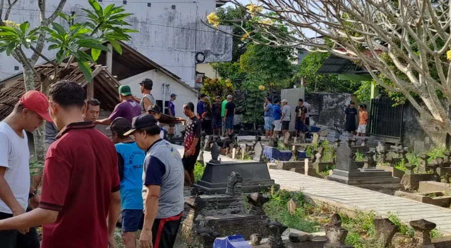 Giat pagi gotong royong Warga Manukan di makam tengah