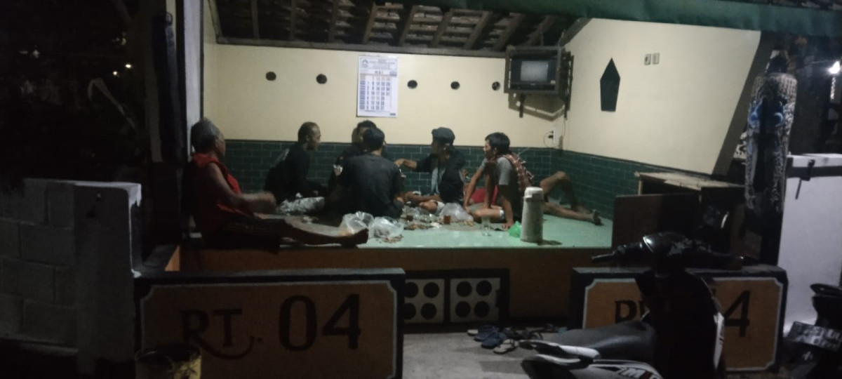 Giat bpk2 rt 04 rw 044 ped kayen ronda  keliling dan mengambil jimpitan pd
