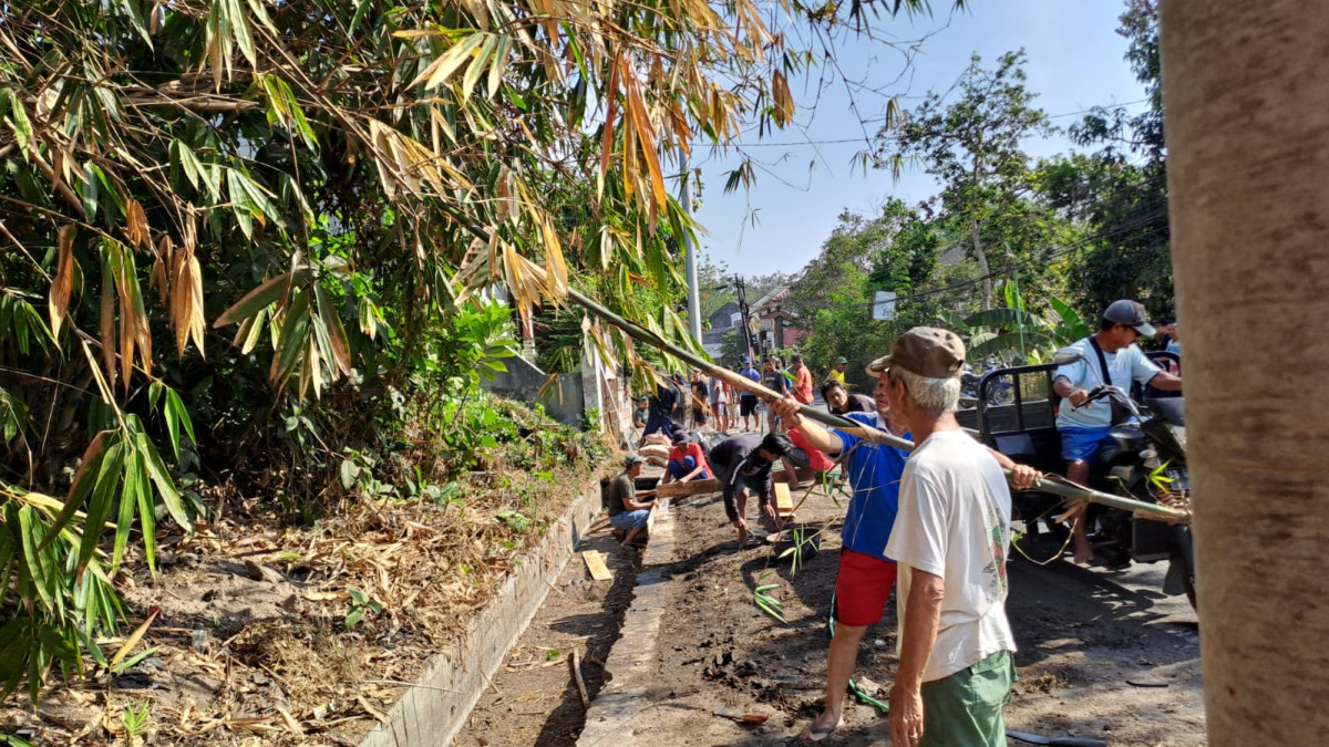 Gotong Royong Normalisasi saluran air hujan di Padukuhan Manukan