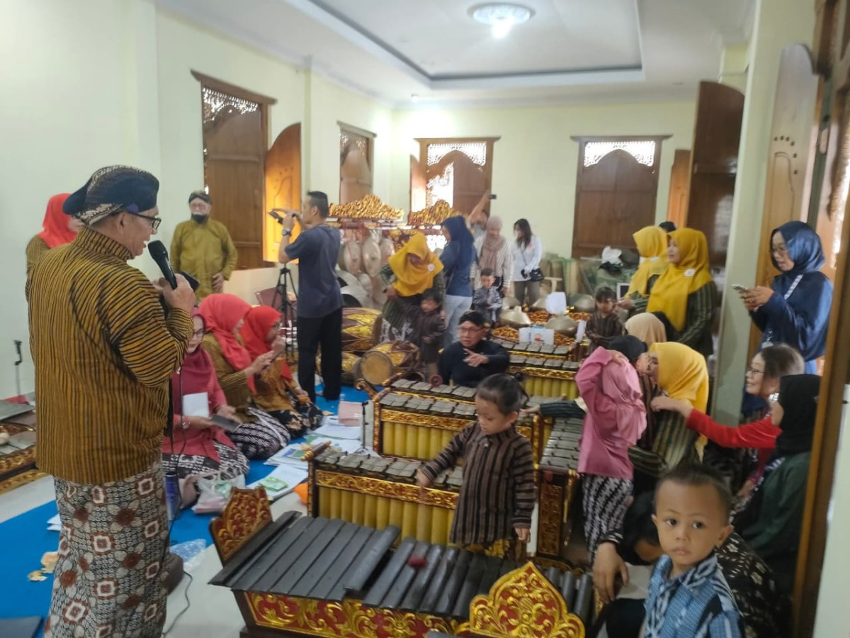 Perkenalkan Musik Gamelan kepada Anak PAUD Condongcatur Setiap Kamis Pon*
