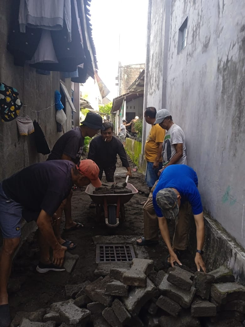 Kerja bakti baoak2 dalam memperbaiki jalan yang rusak di padukuhan Pringwulung