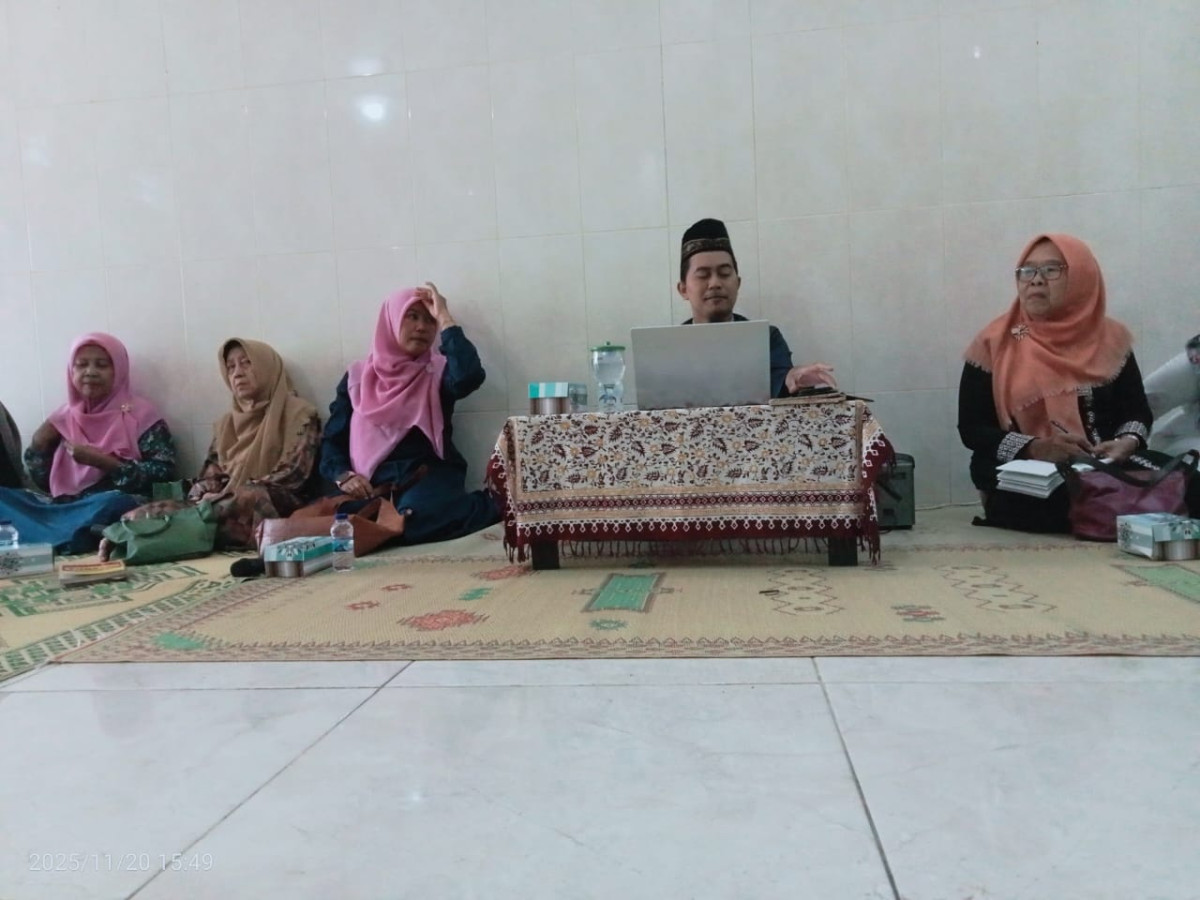 pengajian ibu2  kelompok pengajian Al Jami'ah RT 7 & RT 8 .