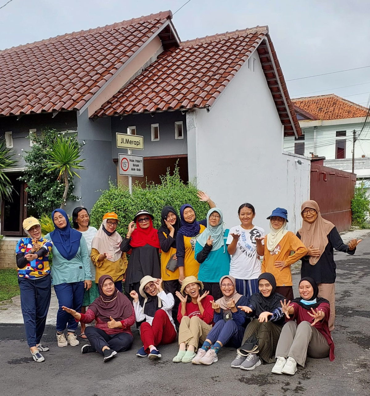 Setiap Minggu pagi, Ikatan ibu-ibu Warga Benteng 3 mengadakan kegiatan olah raga line dance
