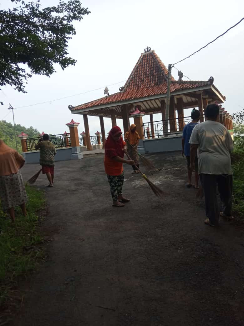 Gotong Royong RT. 06 Kampung Dadap Padukuhan Kalinongko Lor