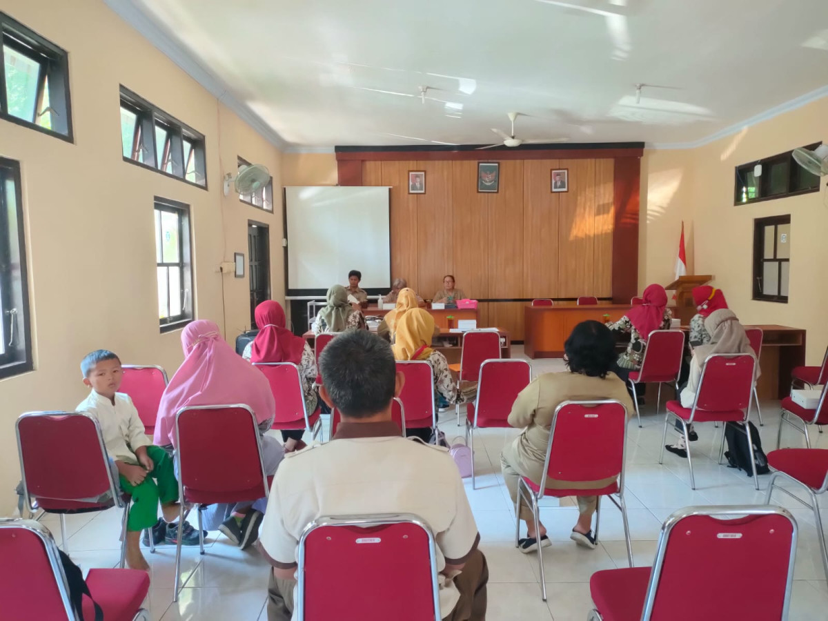 Peserta Kegiatan bertanya kepada Bu Maya (Kepala Bidang Pencatatan Sipil)