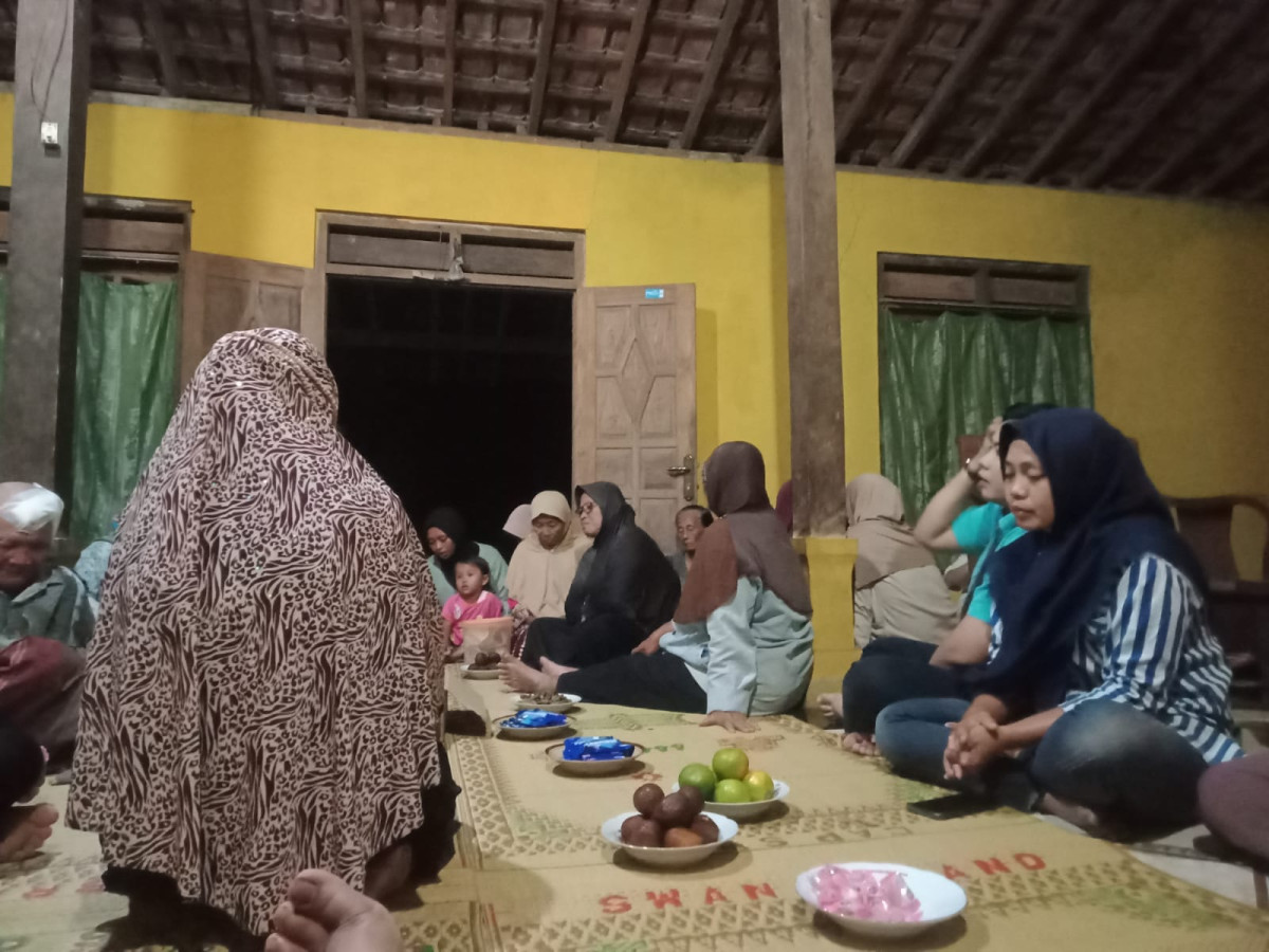 Menjenguk Warga Jontro yang Sedang Sakit