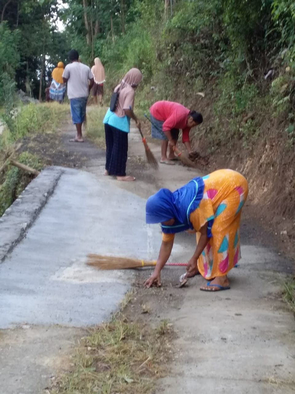 Gotong Royong Membersihkan Lingkungan Padukuhan Kalinongko Lor