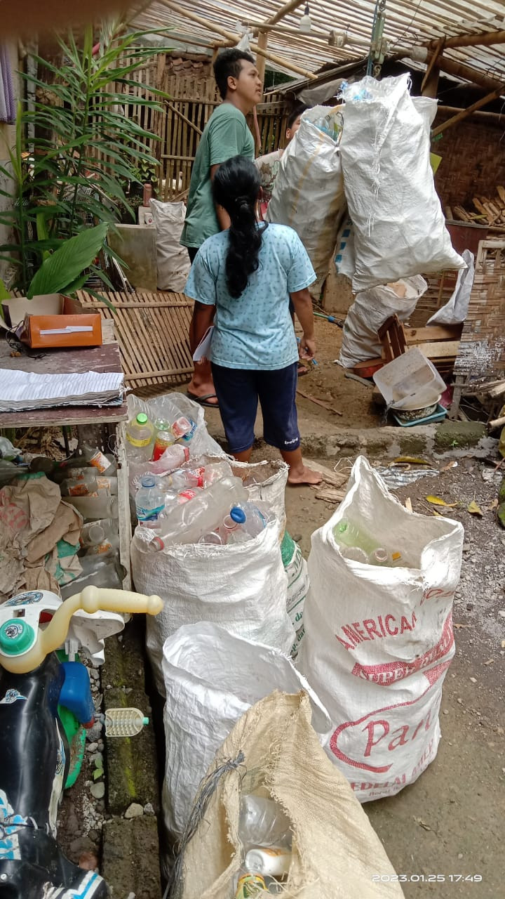 Pemilahan Sampah di Bank Sampah Padukuhan Jontro