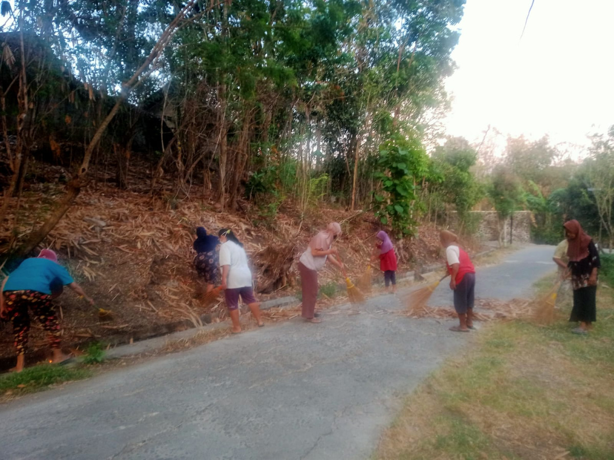 Gotong royong ibu-ibu Jontro RT01
