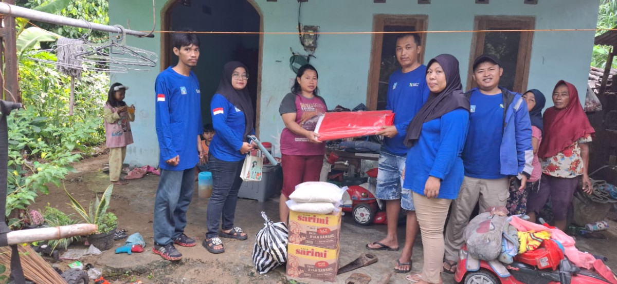 Pemberian Logistik Kepada Korban Bencana Tanah Longsor Warga Kalinongko Kidul Oleh KSB SIAGAM Kalurahan Gayamharjo