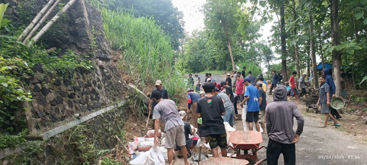 Gotong Royong memperbaiki Talud Ambrol RT 02 Padukuhan Kalinongko Lor