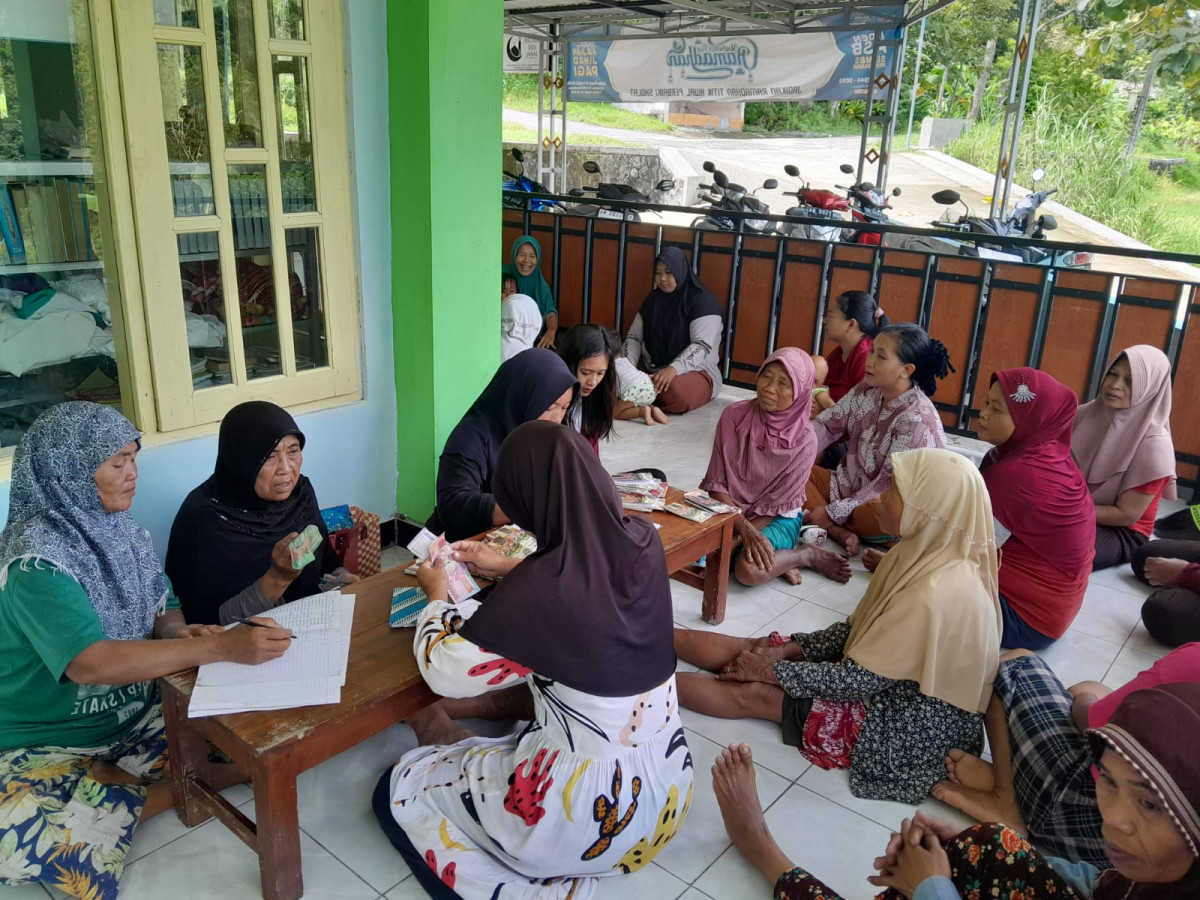 Kegiatan arisan ibu -ibu dusun watugudek kalinongko kidul
