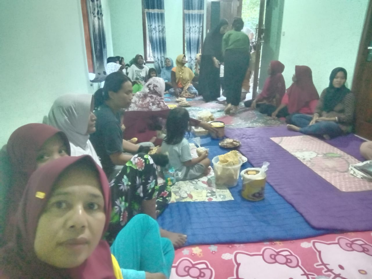 Menjenguk Warga Kalinongko Lor yang Sakit