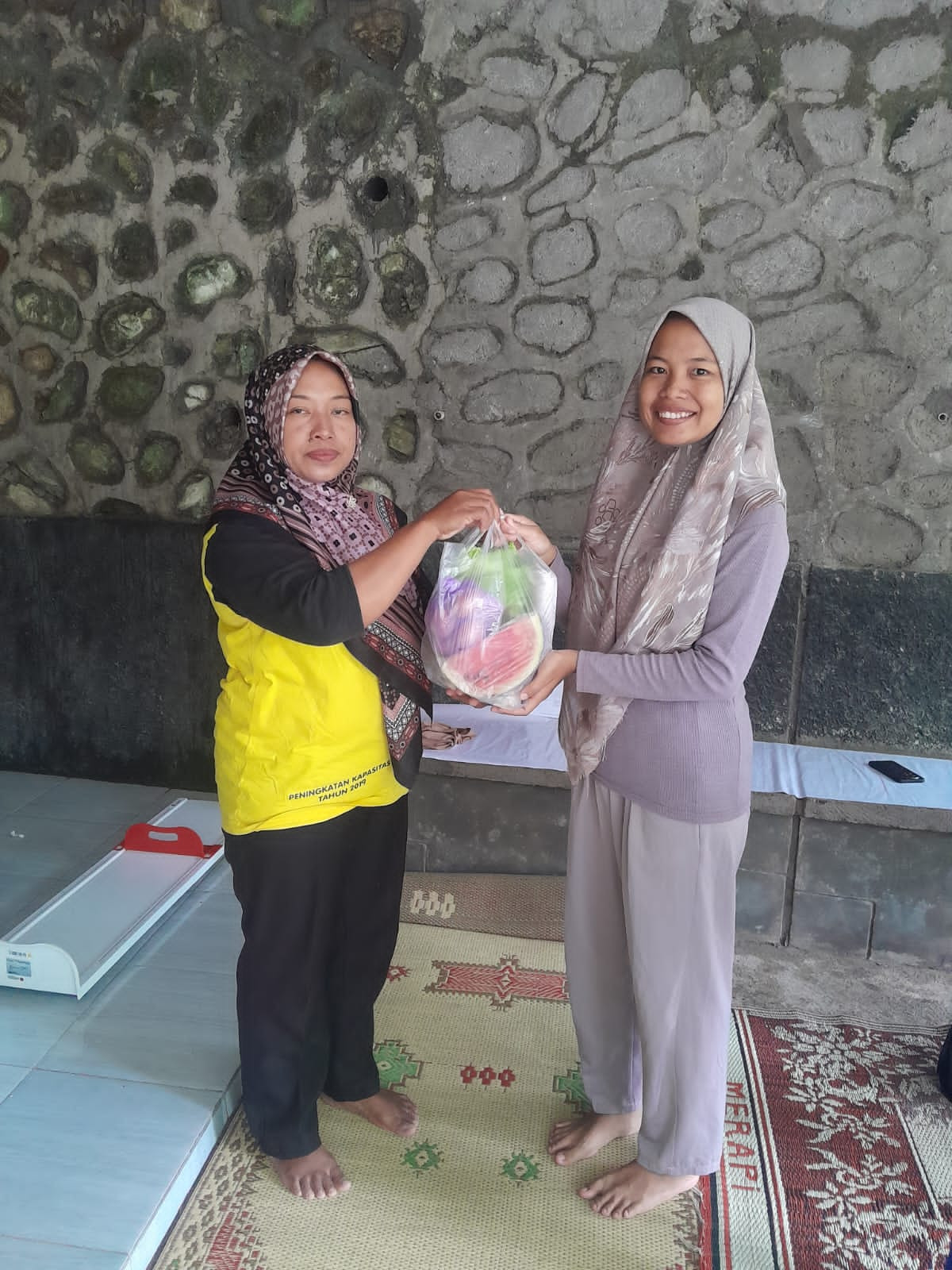 Pemberian PMT bumil dusun kalinongko kidul