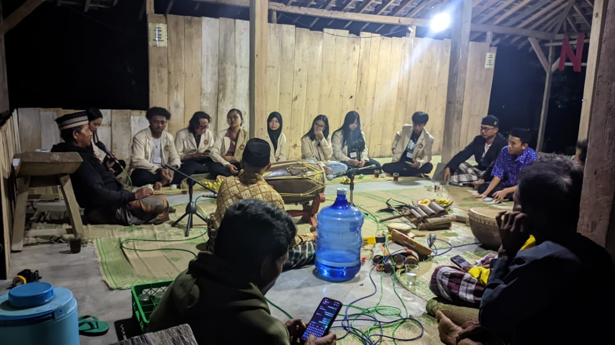 kegiatan tirakatan malam 1 suro bersama KKN dan warga padukuhan nawung