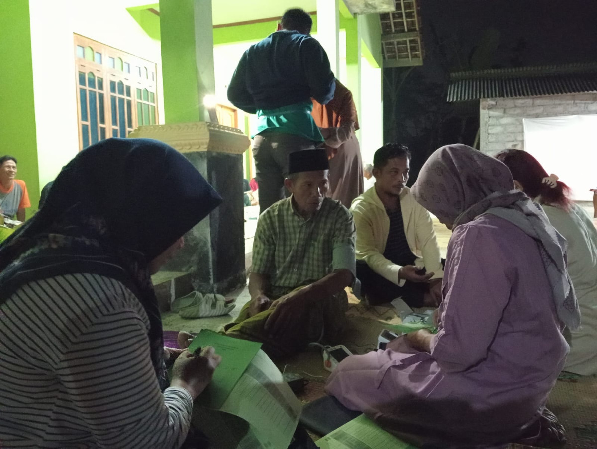 ARISAN SISKAMLING DAN POSBINDU BAPAK-BAPAK WARGA PARANGAN BERBARENGAN DENGAN PENYULUHAN DARI KKN SANATA DHARMA TENTANG BAHAYA PINJOL DAN JUDOL