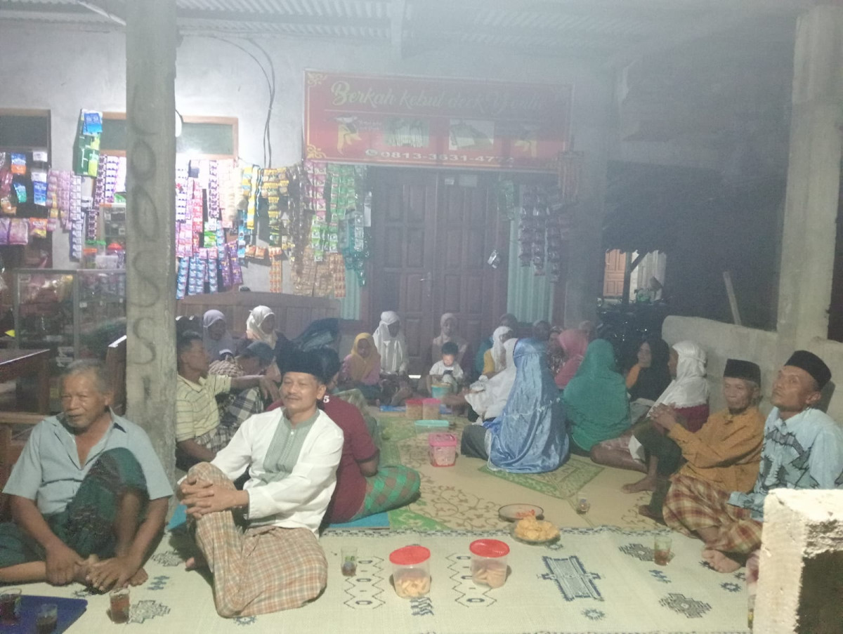 GUYUP RUKUN WARGA PARANGAN PADUKUHAN GAYAM MENJENGUK TETANGGA YANG TERKENA MUSIBAH