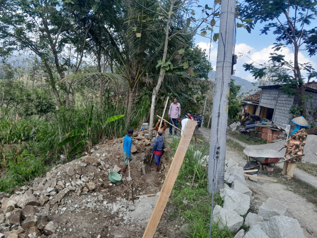 Kegiatan gotong royong pembangunan talud dusun kalinongko kidul