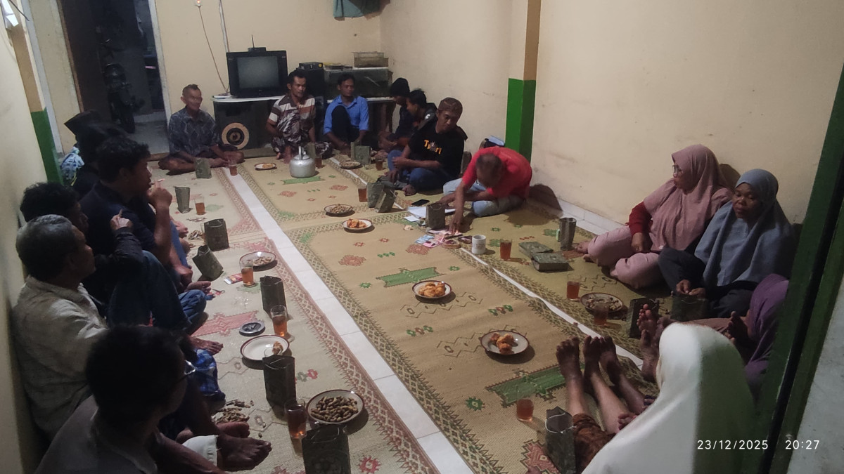 Arisan Bapak-bapak RT 02 RW 14 Padukuhan Kalinongko Lor