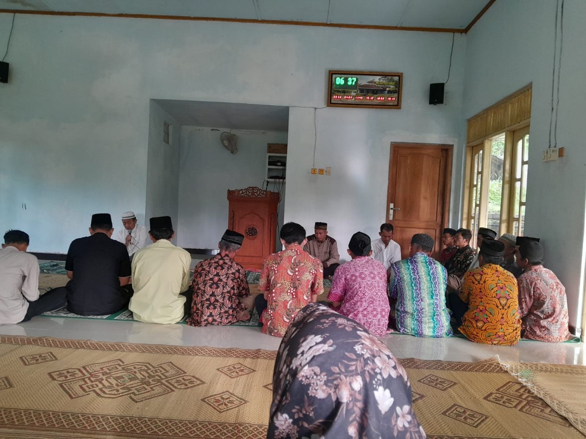 Kegiatan pengajian ahad pagi dusun watugugek kalinongko kidul