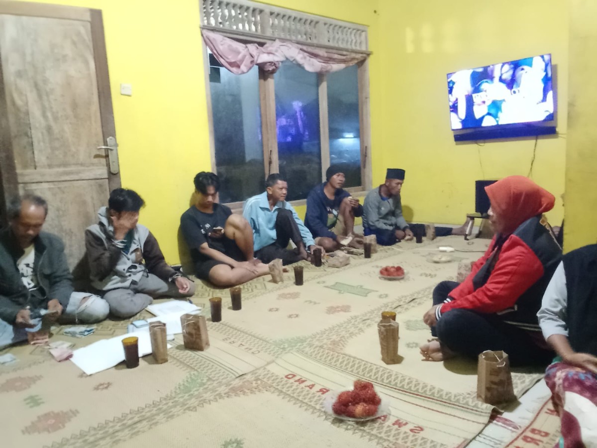 Arisan Bapak-bapak RT 02 RW 14 Padukuhan Kalinongko Lor