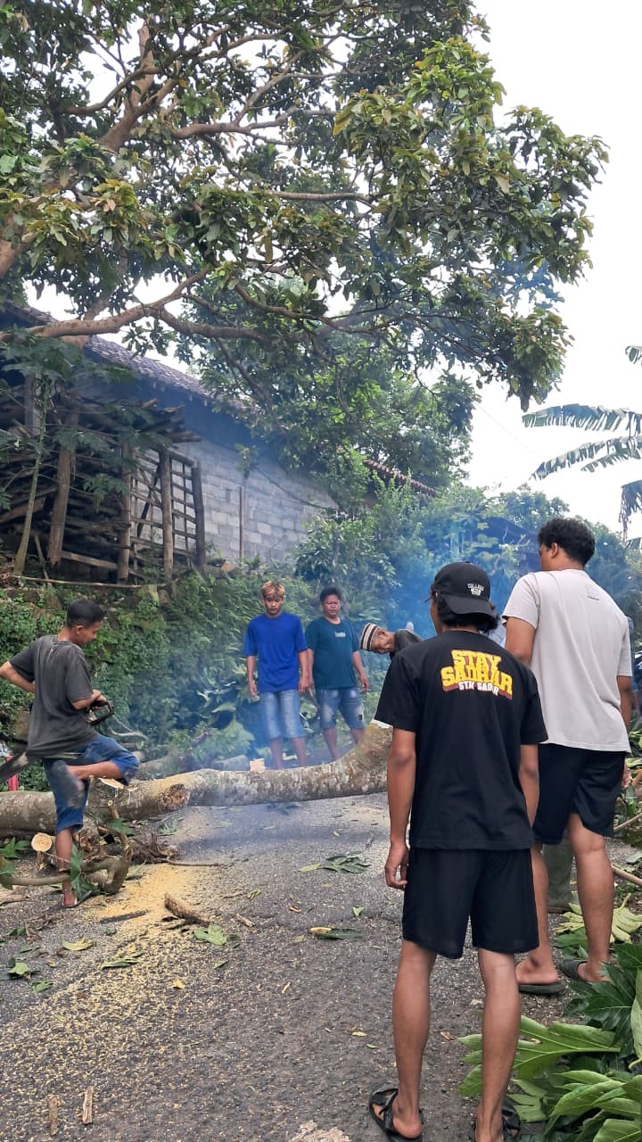 Gotongroyong Warga RT. 01 RW. 14 Padukuhan Kalinongko Lor