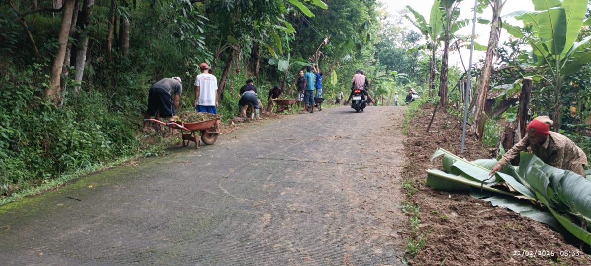 Gotongroyong Warga RT. 01 RW. 14 Padukuhan Kalinongko Lor