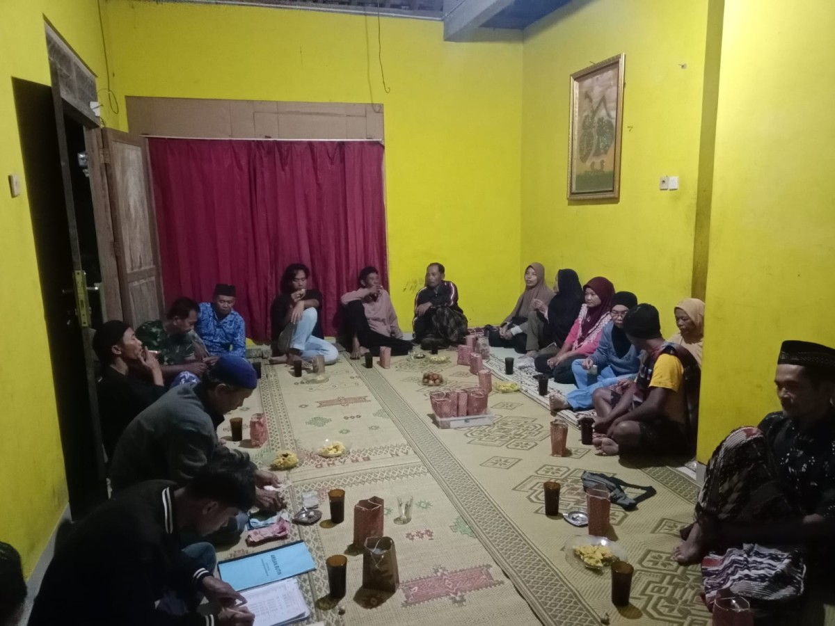 Arisan Bapak-bapak RT 02 RW 14 Padukuhan Kalinongko Lor