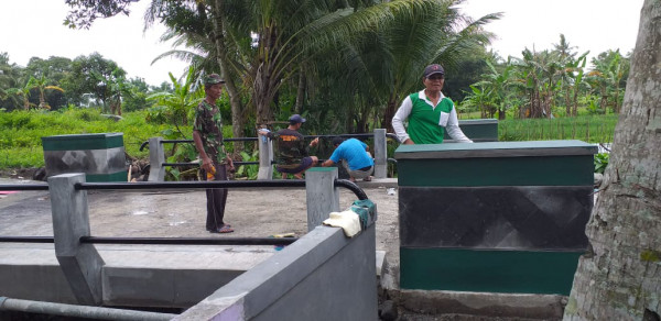 Gotong royong mengecat jembatan