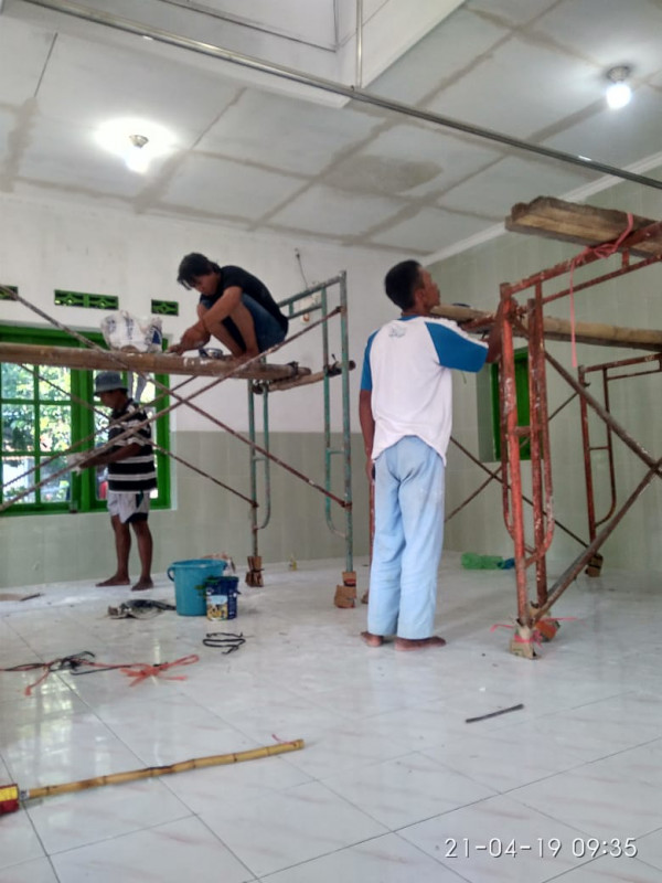 Gotong Royong Renovasi Musholla