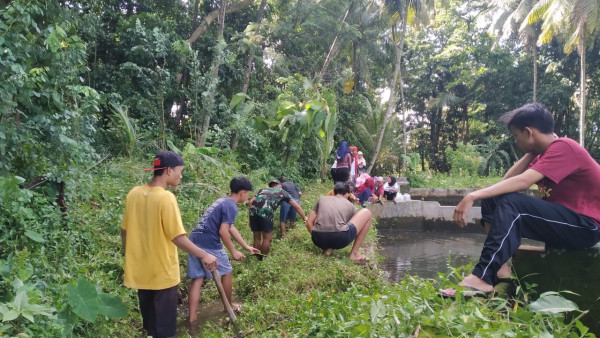 Gotong royong Pemuda Pemudi