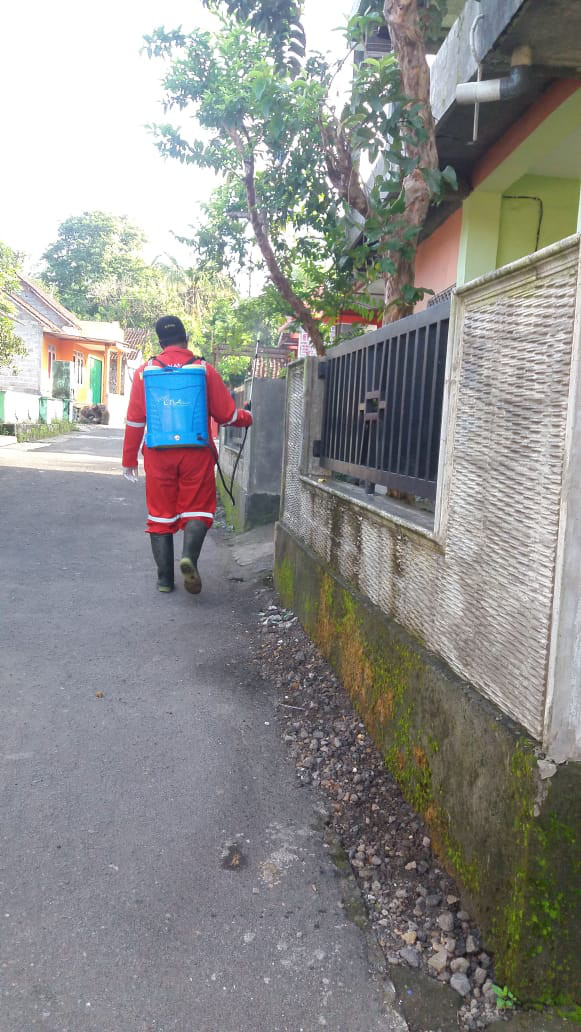 Penyemprotan Cairan Disinfektan Di Rumah Penduduk