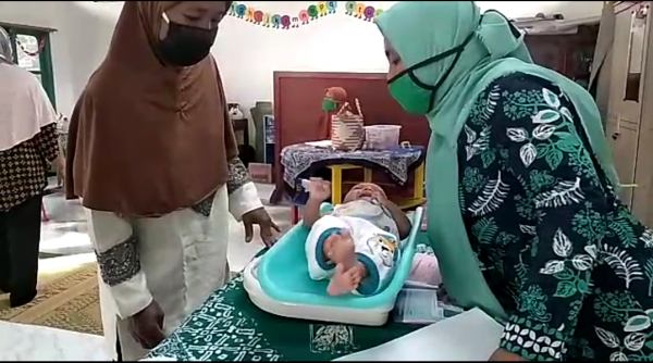 Penimbangan bayi dan pencatatan hasil timbangan